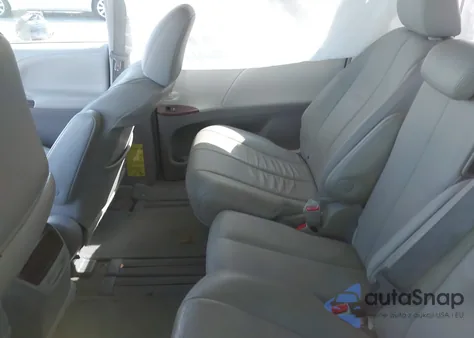 2014 Toyota Sienna Xle V6 8 Passenger z USA, uszkodzony, nr VIN 5TDYK3DC3ES475018